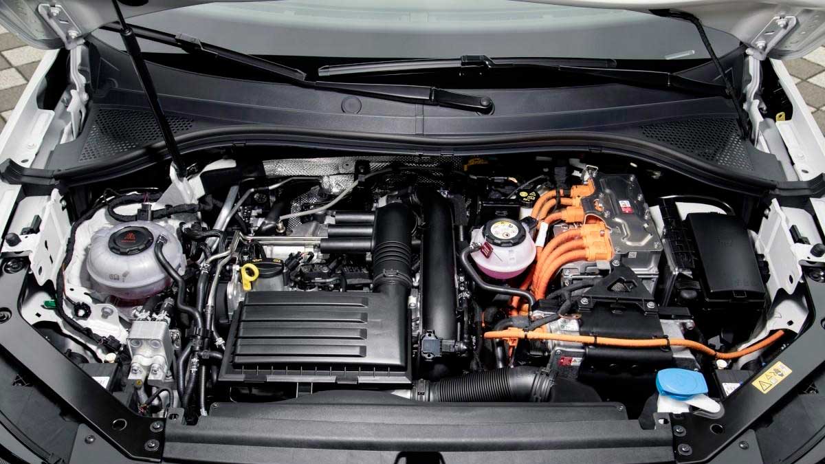 Motor de coche híbrido enchufable con sistema eléctrico y batería visible
