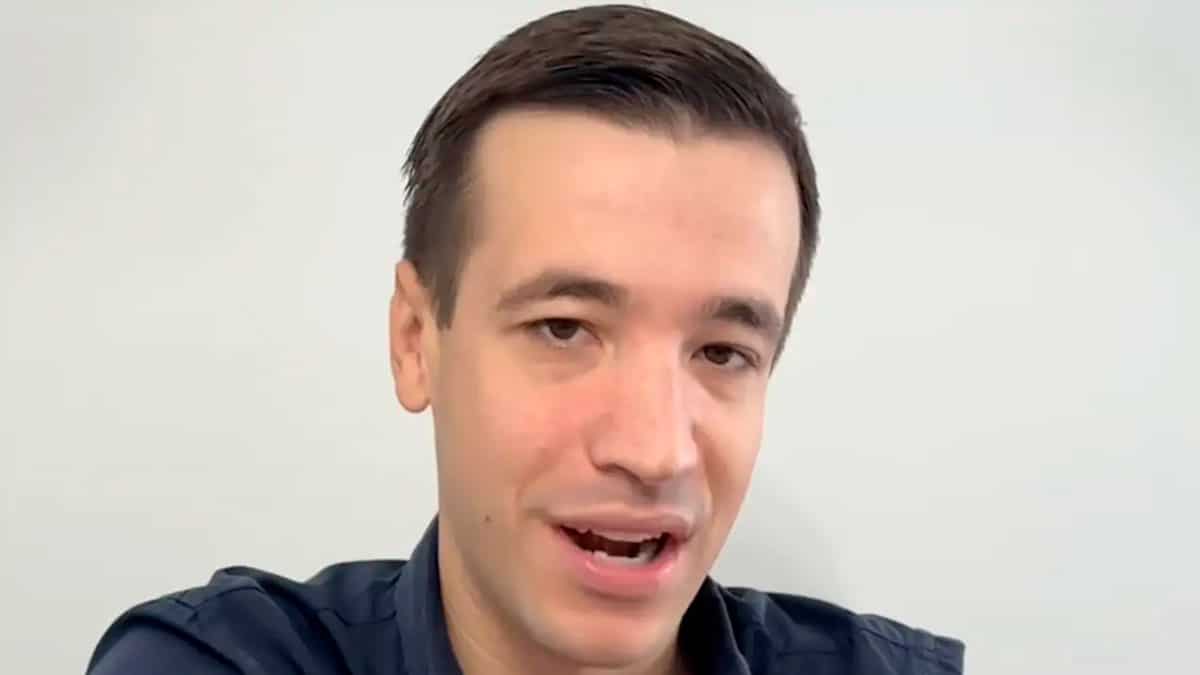 Abogado laboralista explicando un despido improcedente por insultos al jefe