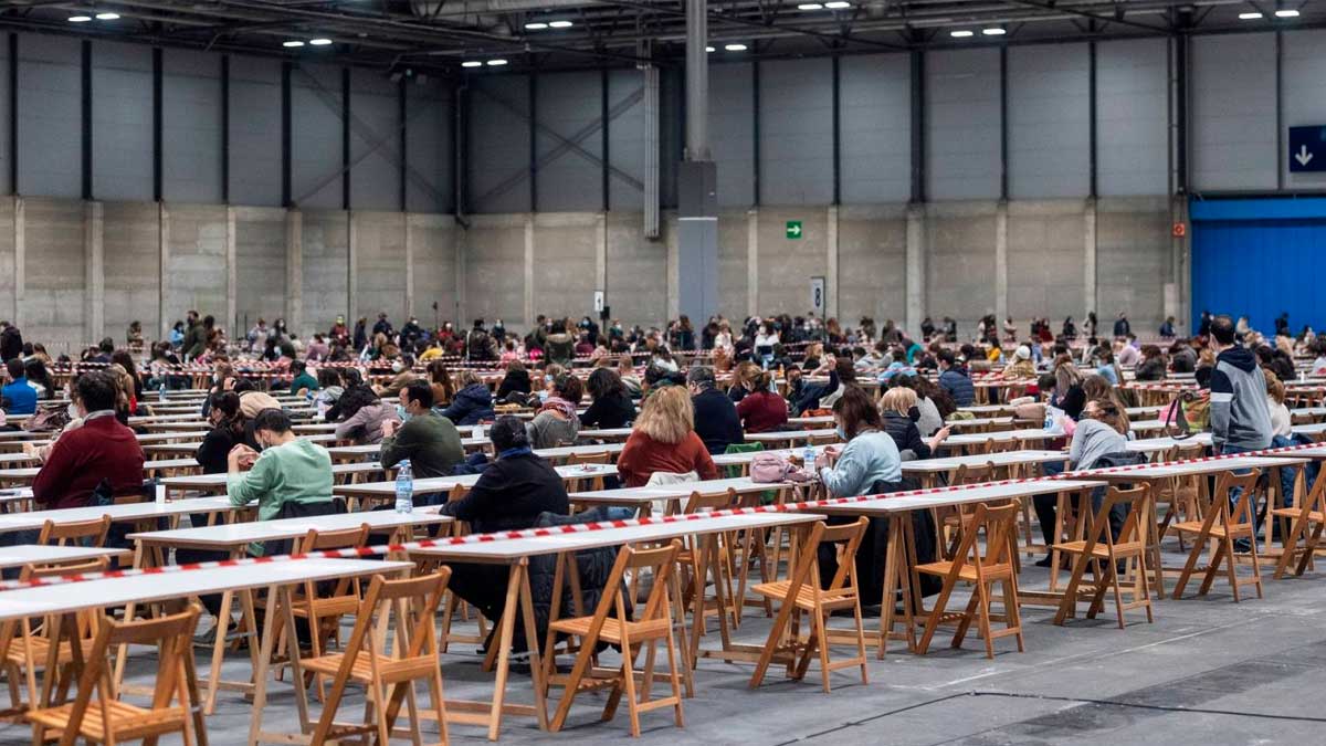 Aspirantes realizando el examen de oposiciones docentes en un pabellón habilitado en Andalucía
