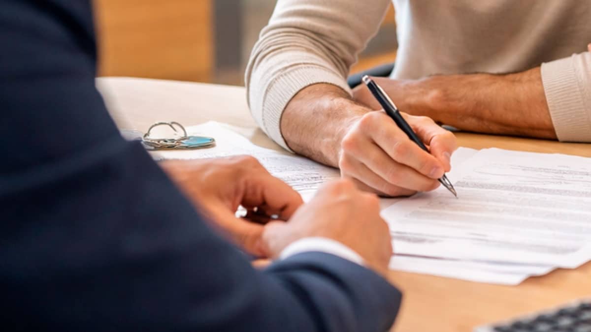 Firma de una hipoteca variable en una oficina bancaria en España