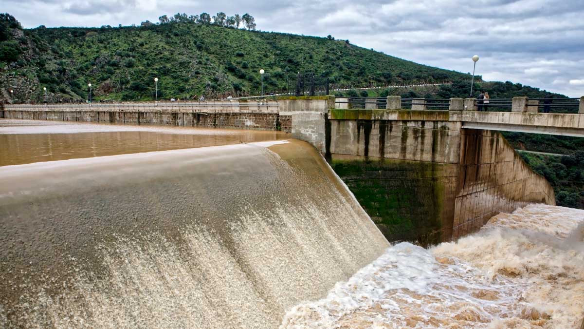 Embalse en Andalucía desembalsando agua tras las intensas lluvias que han elevado las reservas