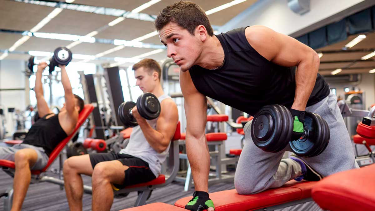 Personas entrenando con pesas en un gimnasio cubierto de Andalucía