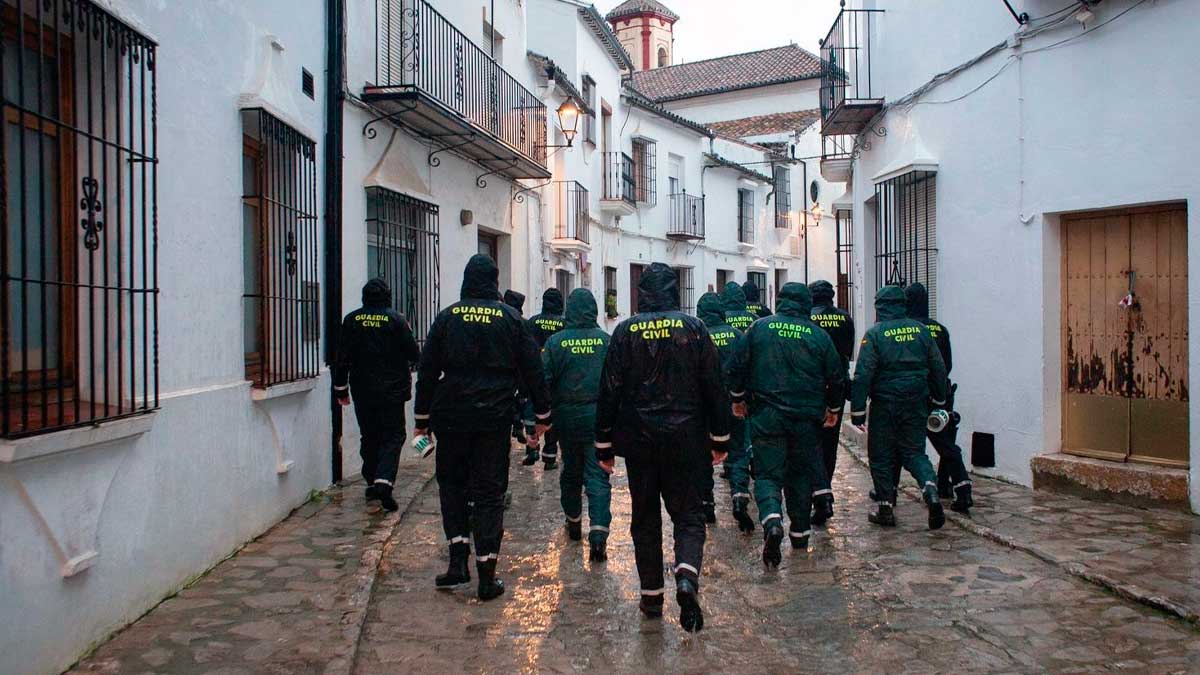 Guardia Civil patrulla una calle inundada en Andalucía tras el temporal y las fuertes lluvias