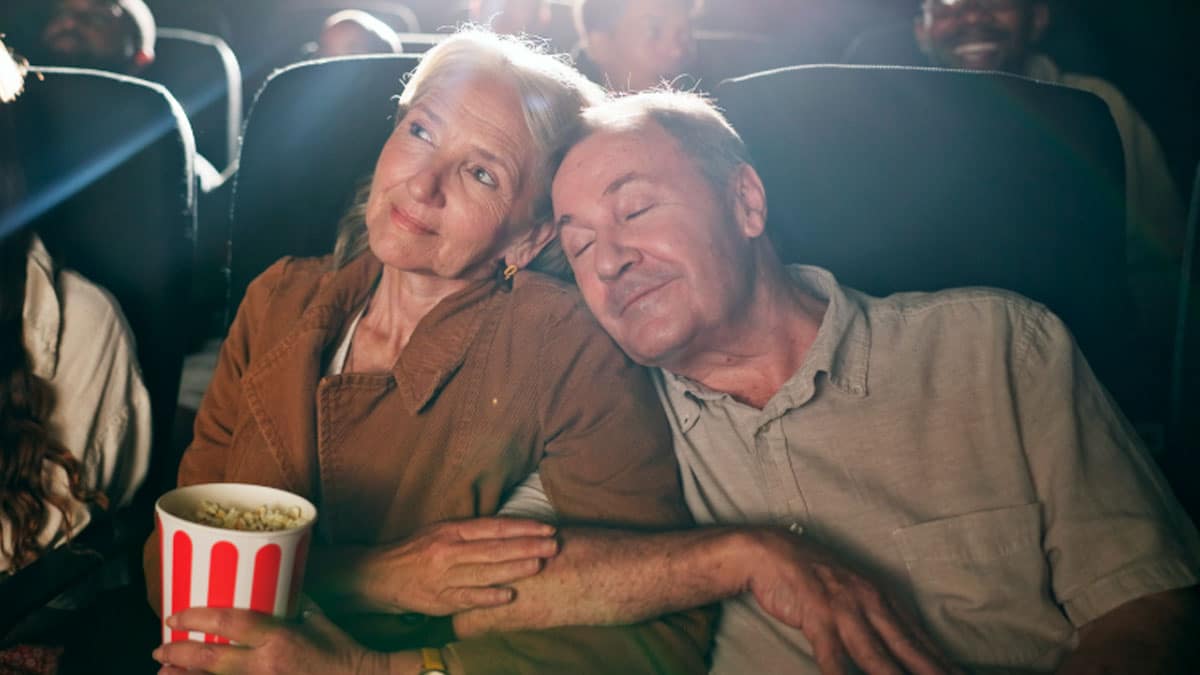 Pareja de mayores de 65 años viendo una película en el cine con entradas a 2 euros
