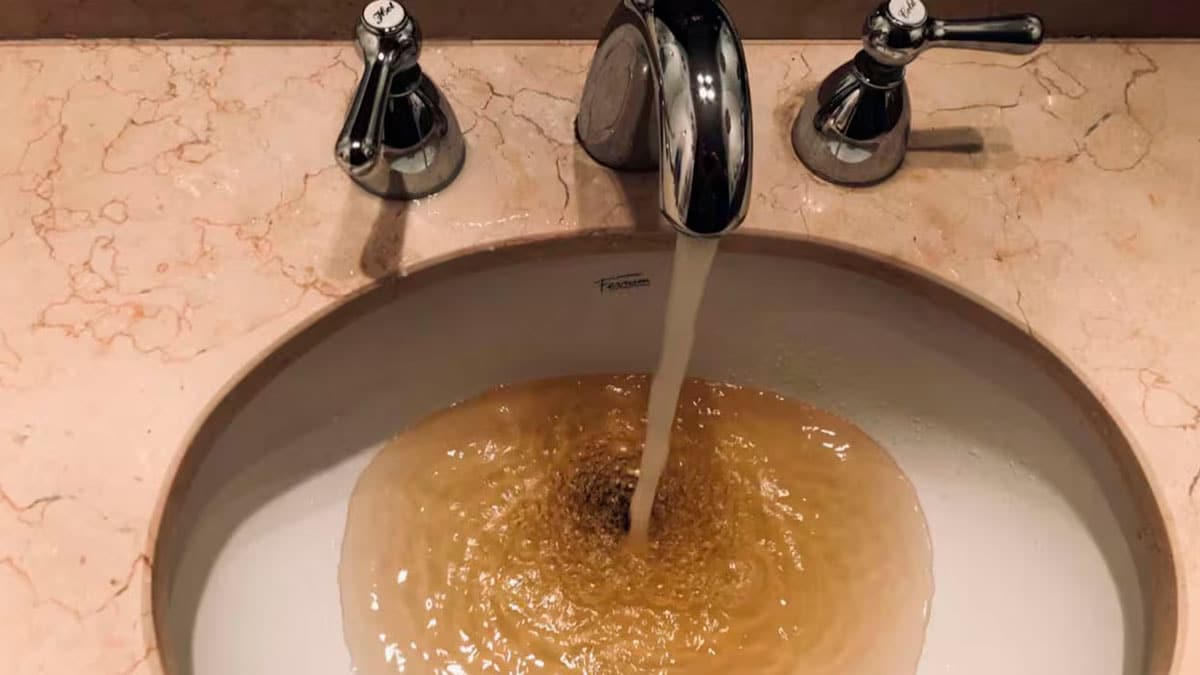 Agua turbia saliendo del grifo tras el temporal en un municipio andaluz