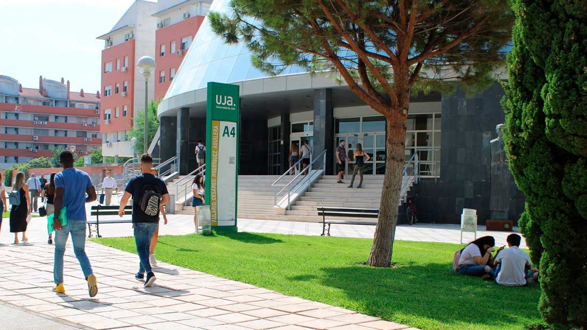 Estudiantes en el campus de la Universidad de Jaén durante el plazo de inscripción a las pruebas de acceso para mayores de 25 y 45 años