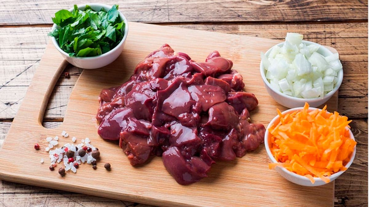 Hígado fresco con verduras, alimento rico en triptófano que ayuda a mejorar el estado de ánimo