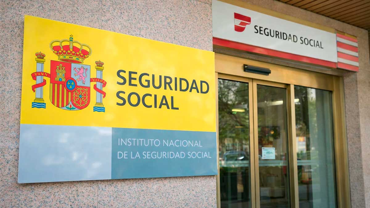 Fachada de una oficina de la Seguridad Social relacionada con el complemento de incapacidad permanente que se pierde al trabajar