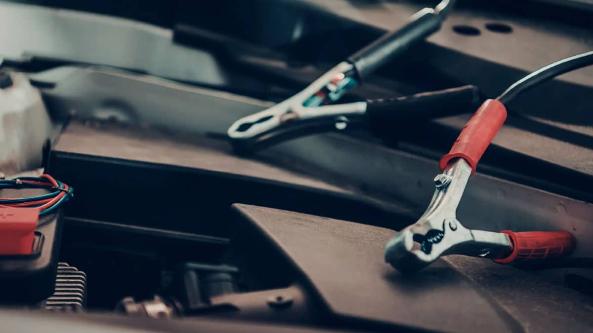 Pinzas conectadas a la batería de un coche para arrancar un vehículo que no arranca