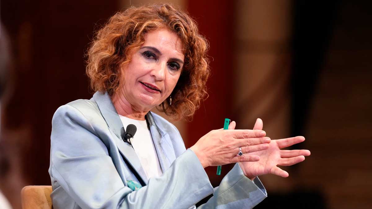 María Jesús Montero durante una intervención sobre la rebaja fiscal vinculada a la subida del SMI en 2026
