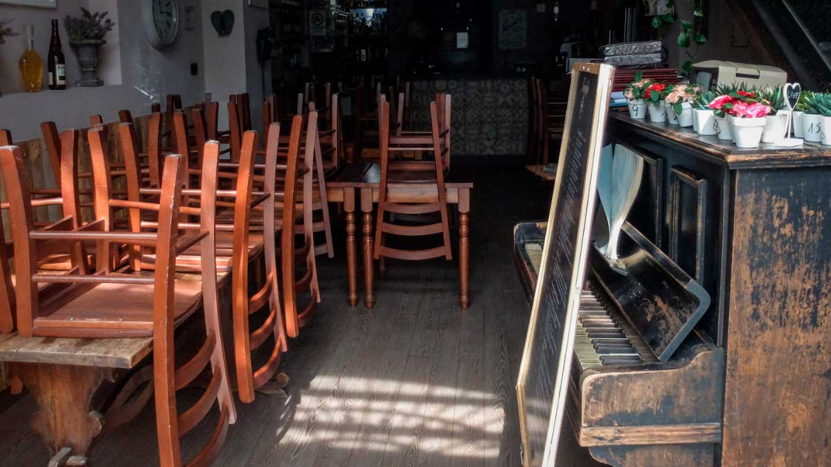 Interior de un bar en España tras caso de devolución de 30.000 euros al SEPE por trabajar sin alta