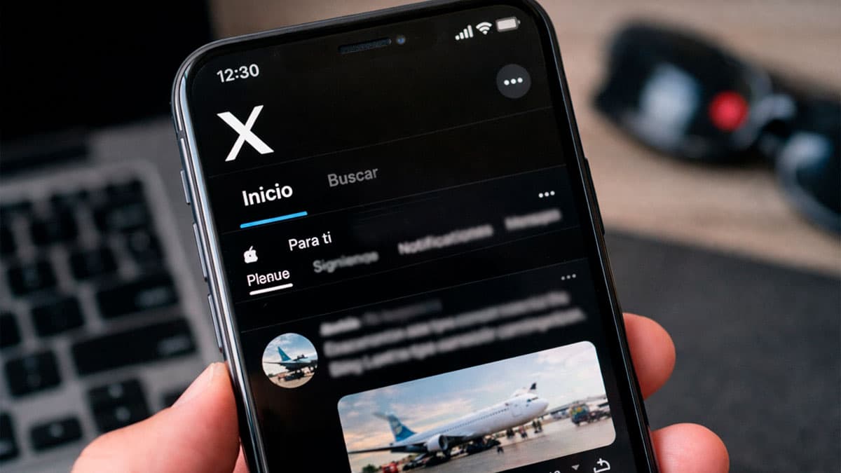 Teléfono móvil con la red social X abierta en pantalla durante una reclamación de un usuario