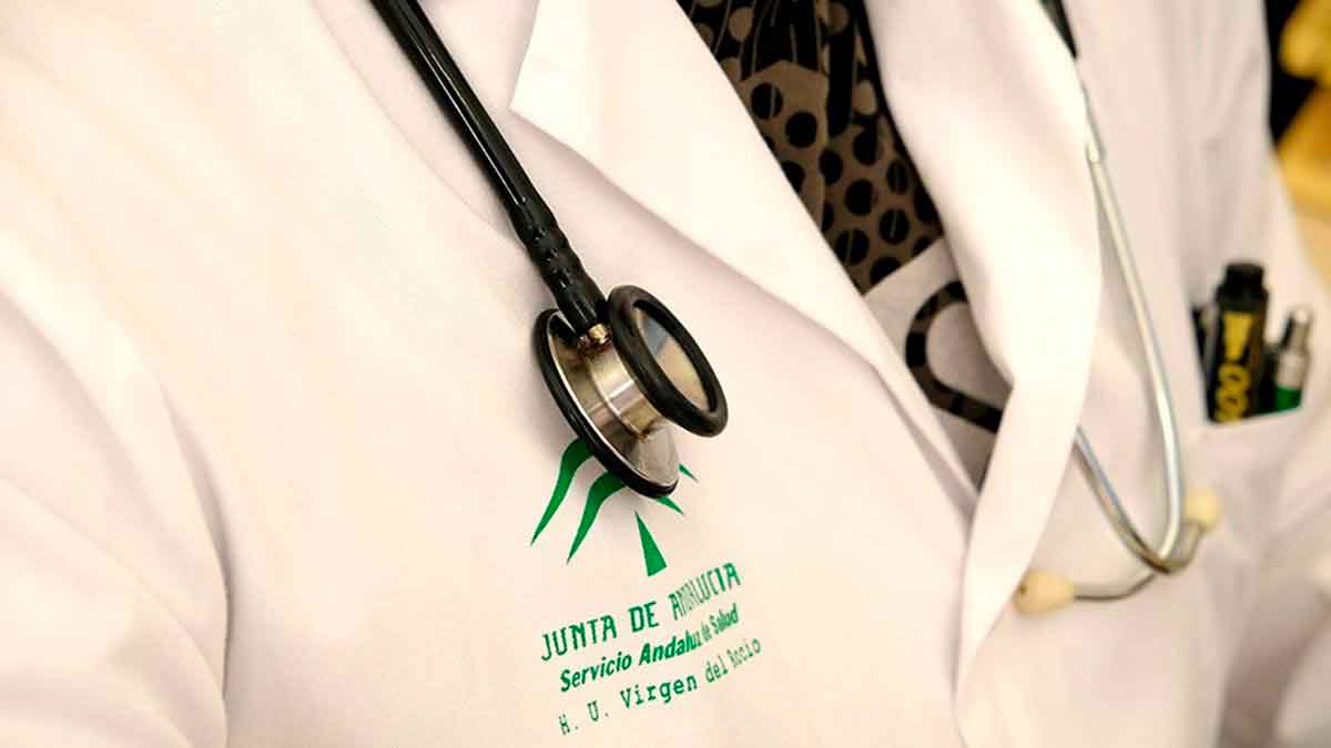Profesional sanitario del Servicio Andaluz de Salud en una convocatoria de plazas fijas por concurso de méritos