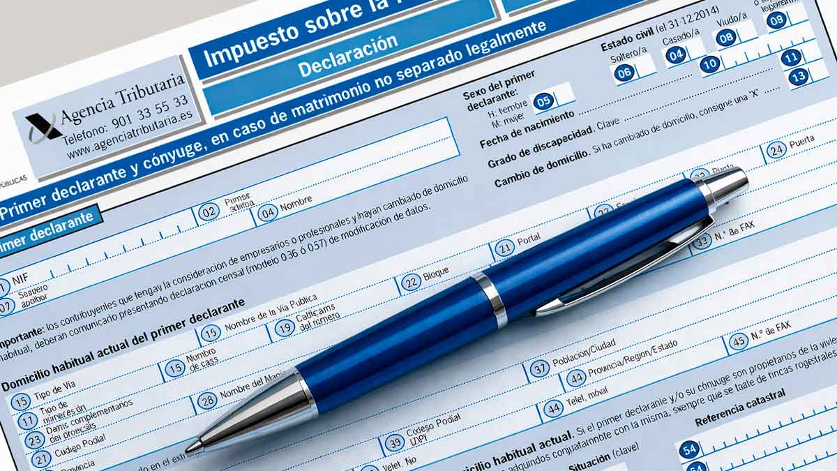 Formulario del IRPF 2026 de la Agencia Tributaria con bolígrafo azul sobre la declaración de la Renta