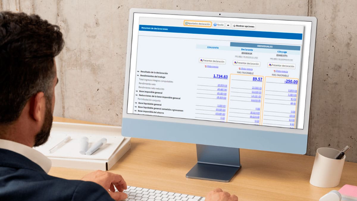 Hombre consultando el simulador de la Renta 2026 en la web de la Agencia Tributaria