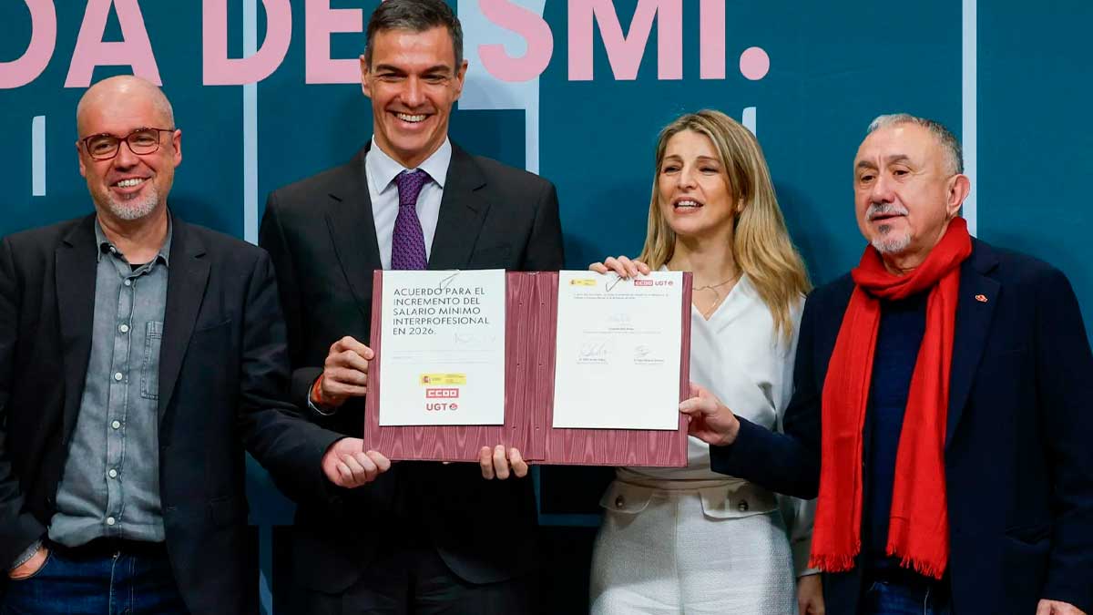 Pedro Sánchez y Yolanda Díaz firman el acuerdo de subida del SMI junto a representantes de CCOO y UGT