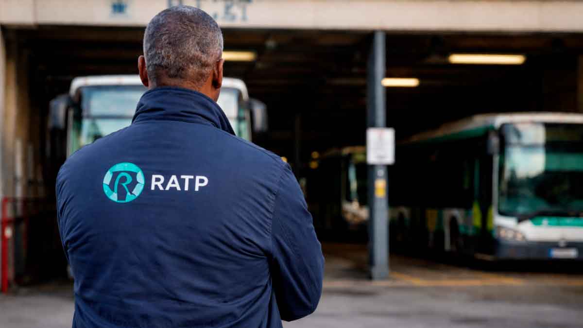 Trabajador de la RATP de espaldas frente a un depósito de autobuses tras su despido por consumo terapéutico de CBD