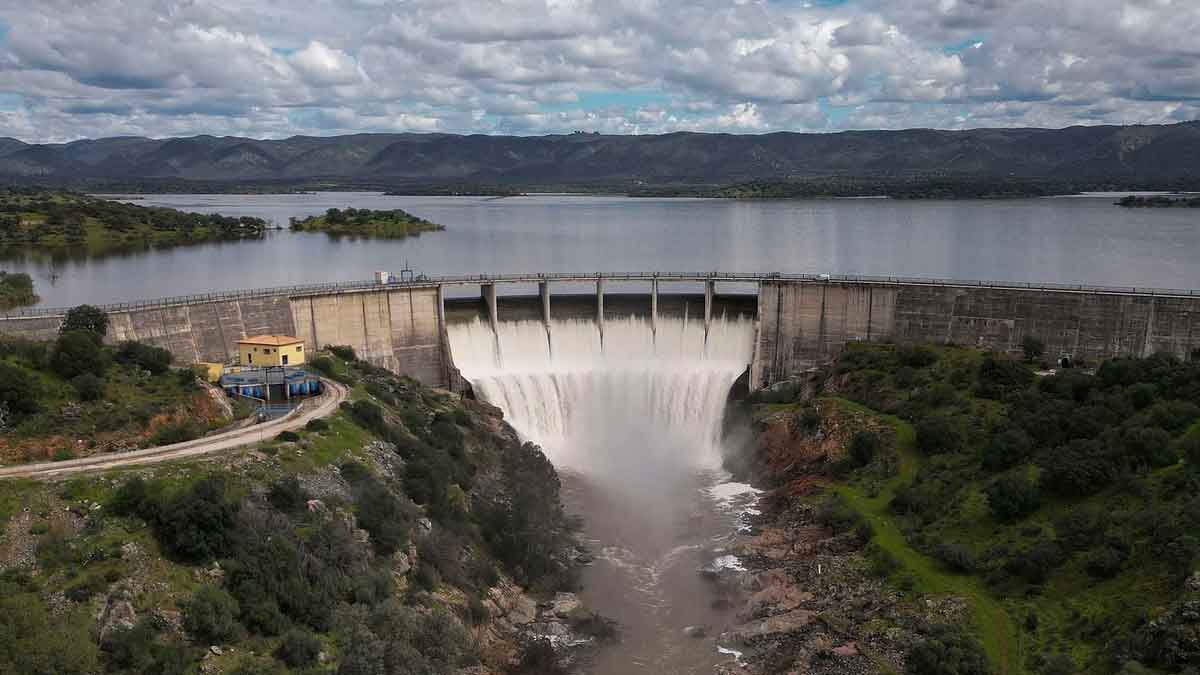 Embalse en España desembalsando agua tras el tren de borrascas que ha disparado las reservas hídricas a niveles históricos