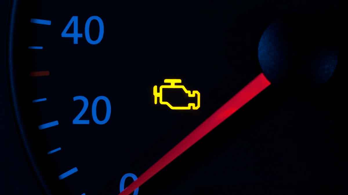 Testigo de fallo del motor encendido en el cuadro del coche, luz Check Engine amarilla