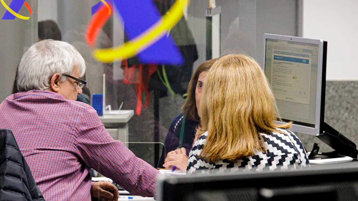 Contribuyentes realizando la declaración de la Renta en una oficina de la Agencia Tributaria en España