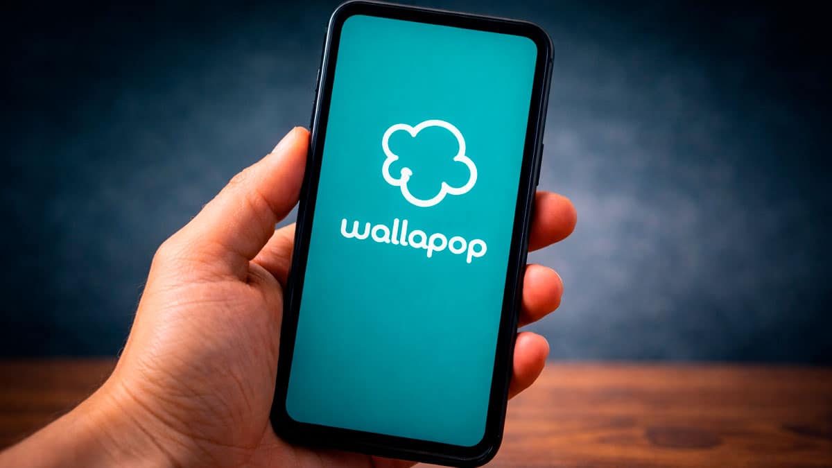 Mano sujetando un móvil con la app de Wallapop abierta en la pantalla