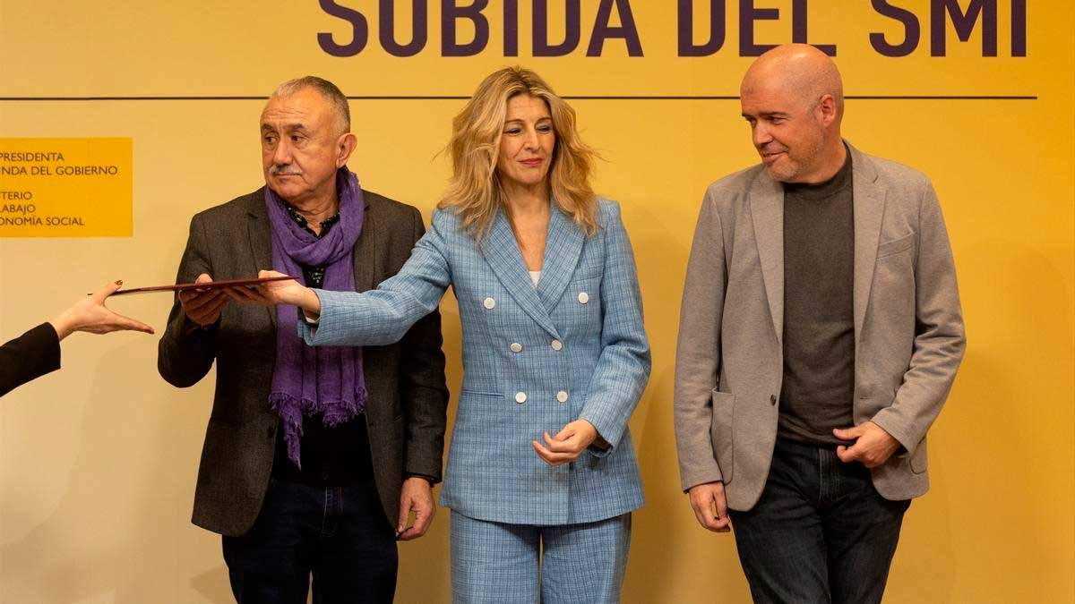 Yolanda Díaz junto a representantes sindicales durante la firma de la subida del SMI en el Ministerio de Trabajo