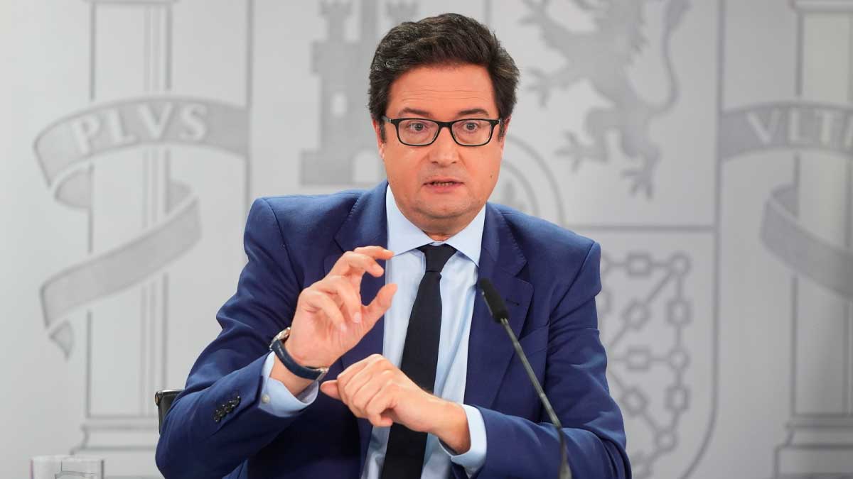 Ministro durante rueda de prensa sobre jornada laboral de 35 horas para funcionarios de la AGE en España
