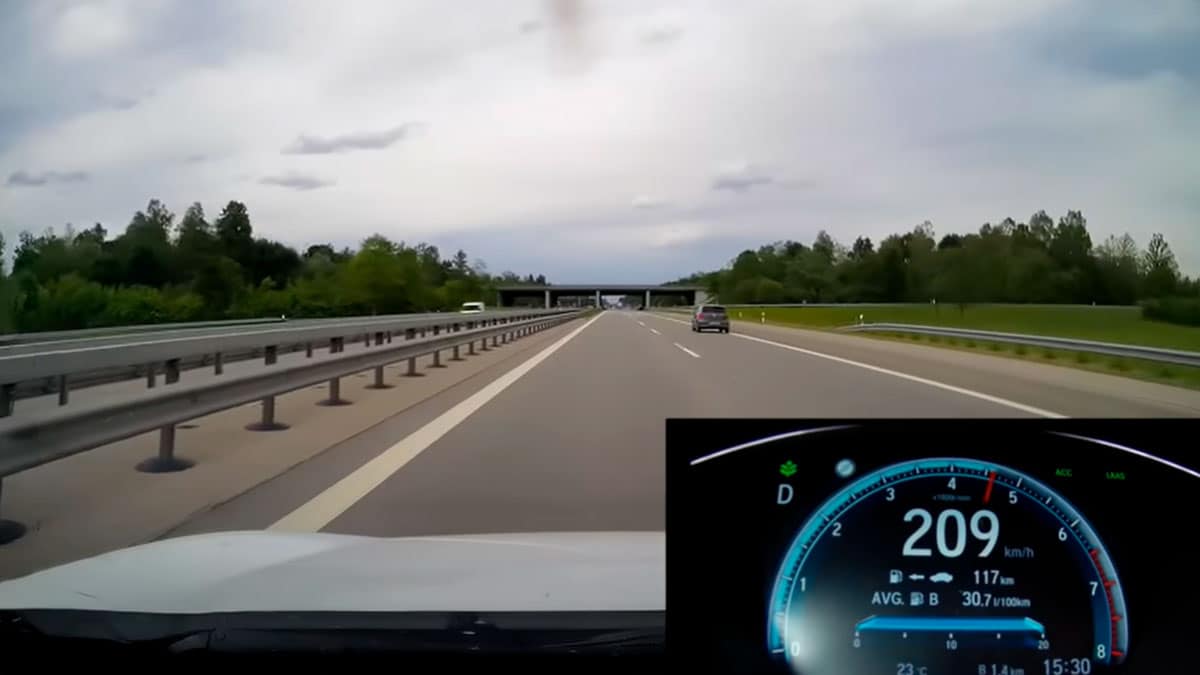 Conductor circulando a 209 km h en autopista con cuadro digital mostrando exceso de velocidad