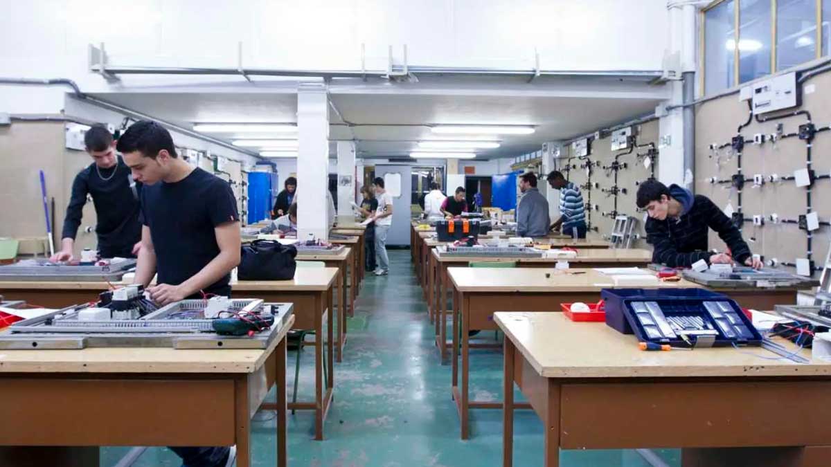Estudiantes de Formación Profesional trabajando en un taller técnico en Andalucía