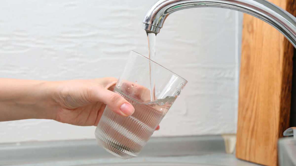 Vaso llenándose con agua del grifo en un hogar en Andalucía
