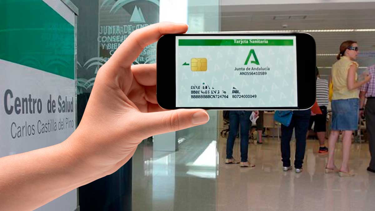 Tarjeta sanitaria virtual de Andalucía en móvil frente a centro de salud