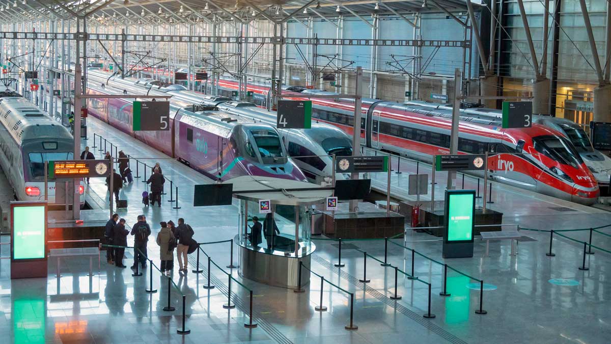 AVE y trenes de alta velocidad en estación con servicio Málaga Madrid interrumpido por obras