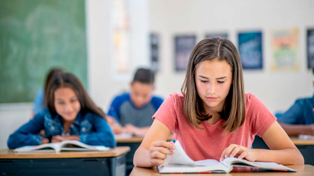 Estudiantes estudiando en clase que pueden optar a las becas MEC 2026-2027 según los requisitos académicos y económicos