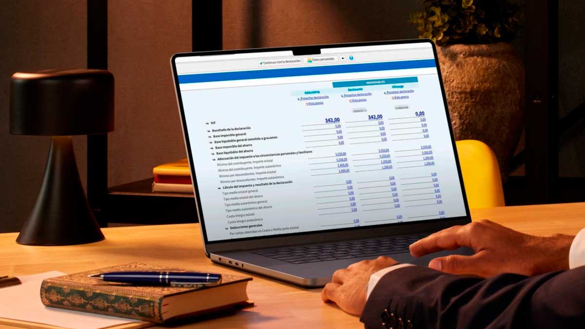 Persona revisando el borrador de la Renta 2025-2026 en un portátil con datos fiscales en pantalla