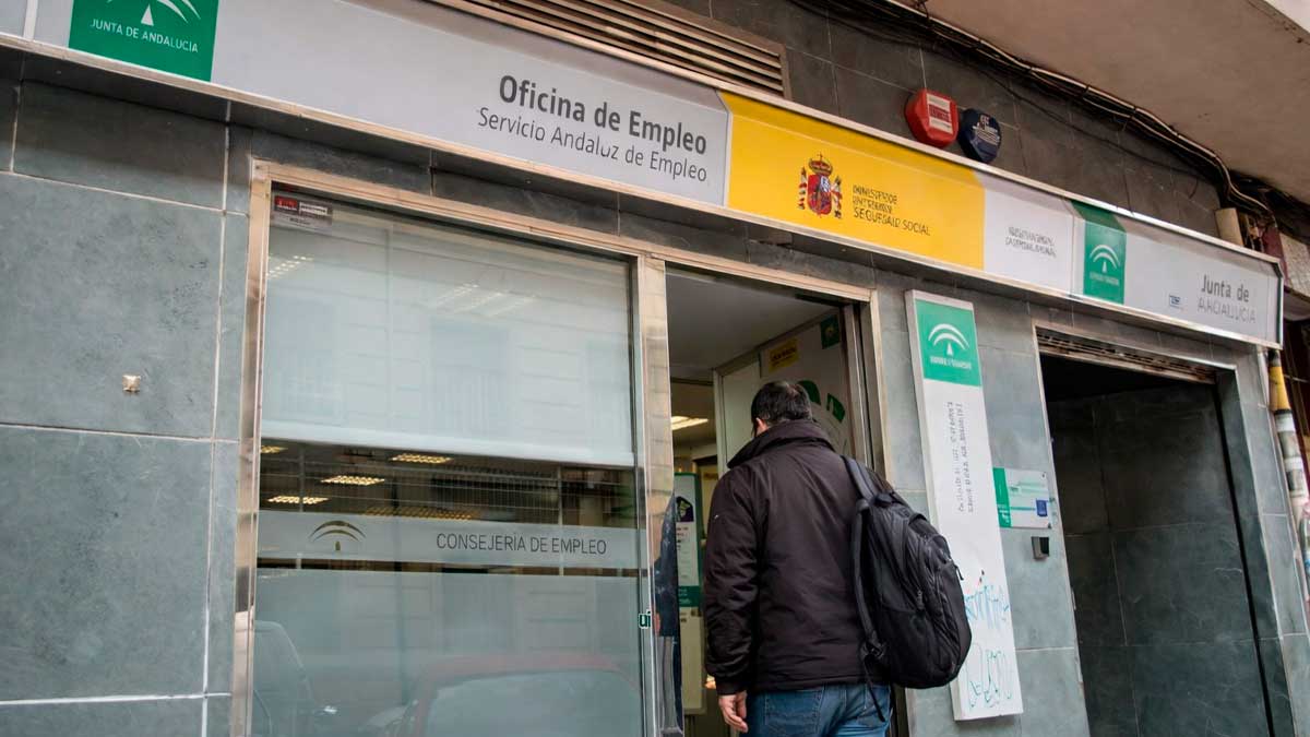 Persona entrando en una oficina del SEPE para solicitar el subsidio de hasta 570 euros sin derecho a paro
