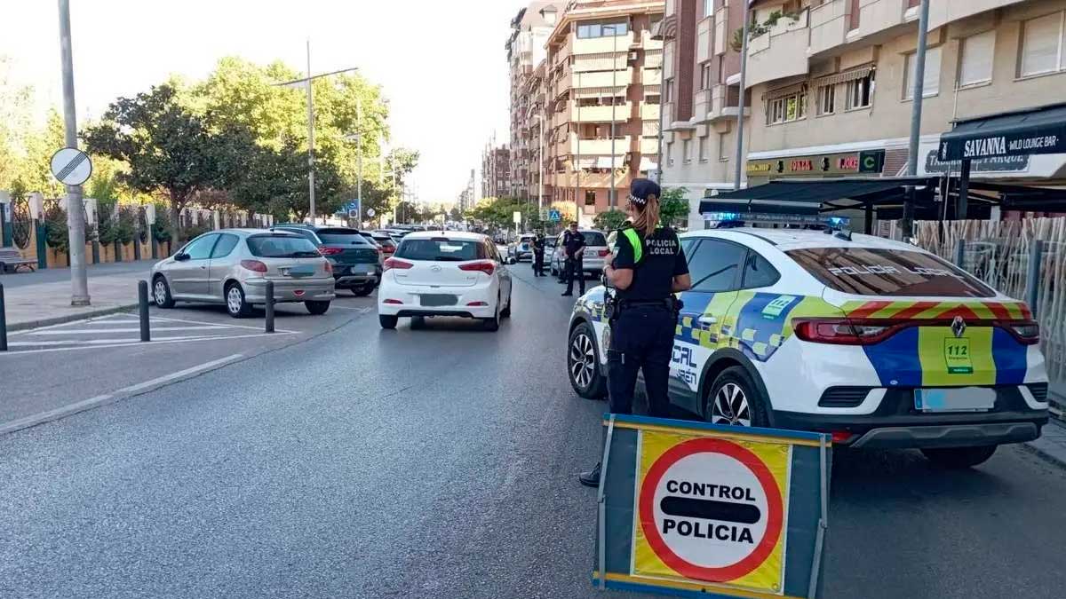 Control de la Policía Local durante una campaña de la DGT para revisar cinturón de seguridad y sistemas de retención infantil