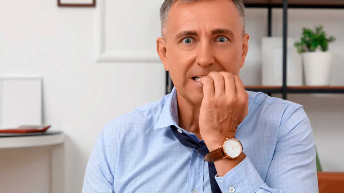 Hombre preocupado calculando si compensa jubilarse anticipadamente o cobrar subsidio de 52 años