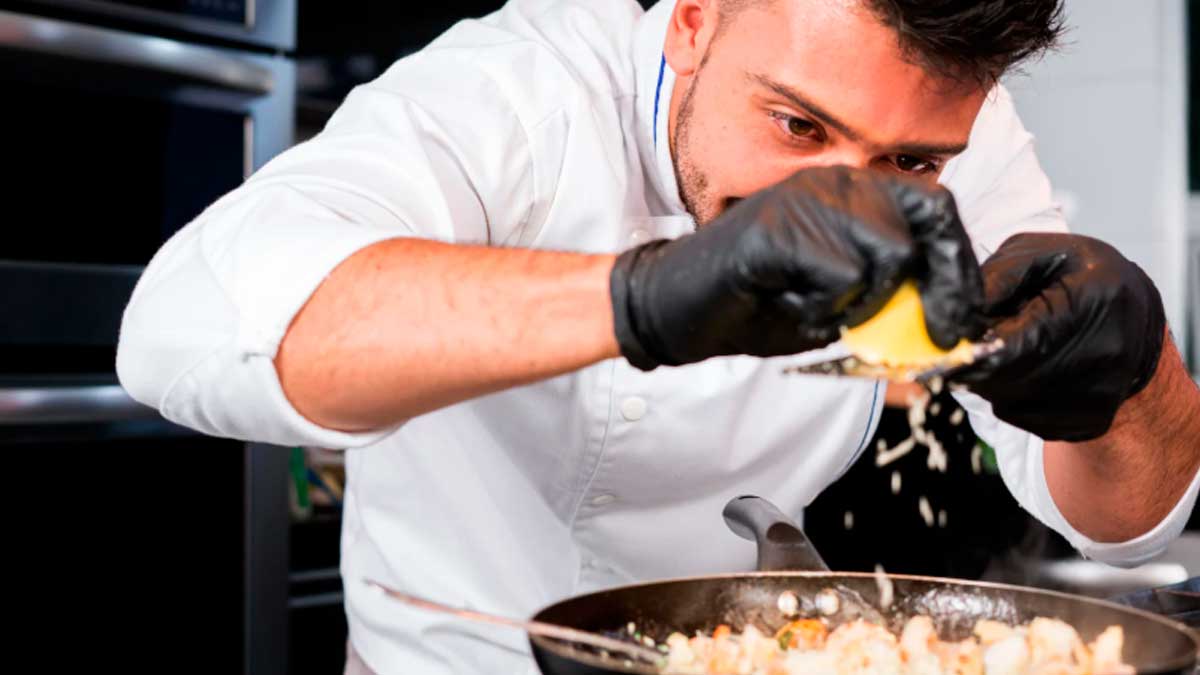 Chef preparando un plato durante un curso de formación profesional del SAE en Andalucía