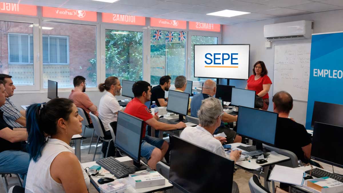 Alumnos en un curso gratuito del SEPE en aula de formación para mejorar empleo en España