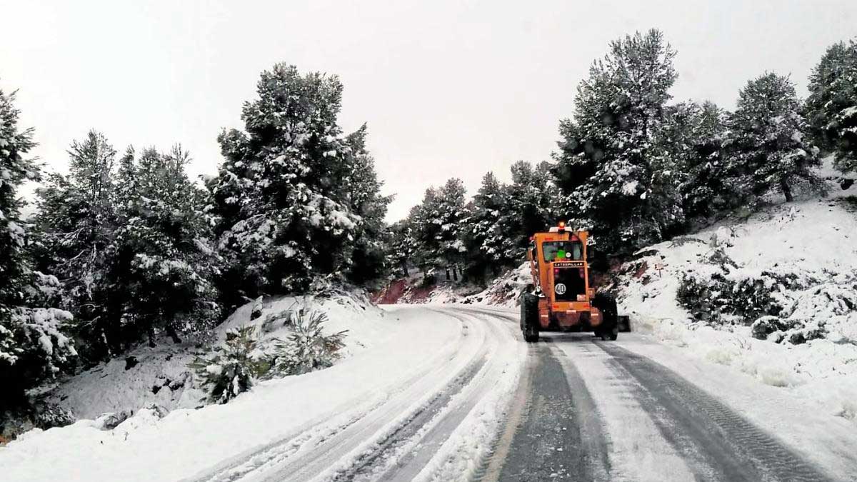 Máquina quitanieves trabajando en una carretera cubierta de nieve tras nevadas provocadas por una DANA en Andalucía