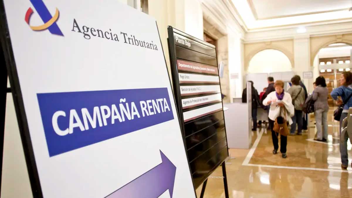 Agencia Tributaria durante la campaña de la Renta 2025 con contribuyentes realizando trámites fiscales