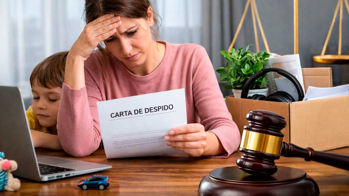 Trabajadora lee carta de despido tras pedir conciliación para cuidar a su hijo mientras un juez declara improcedente el despido
