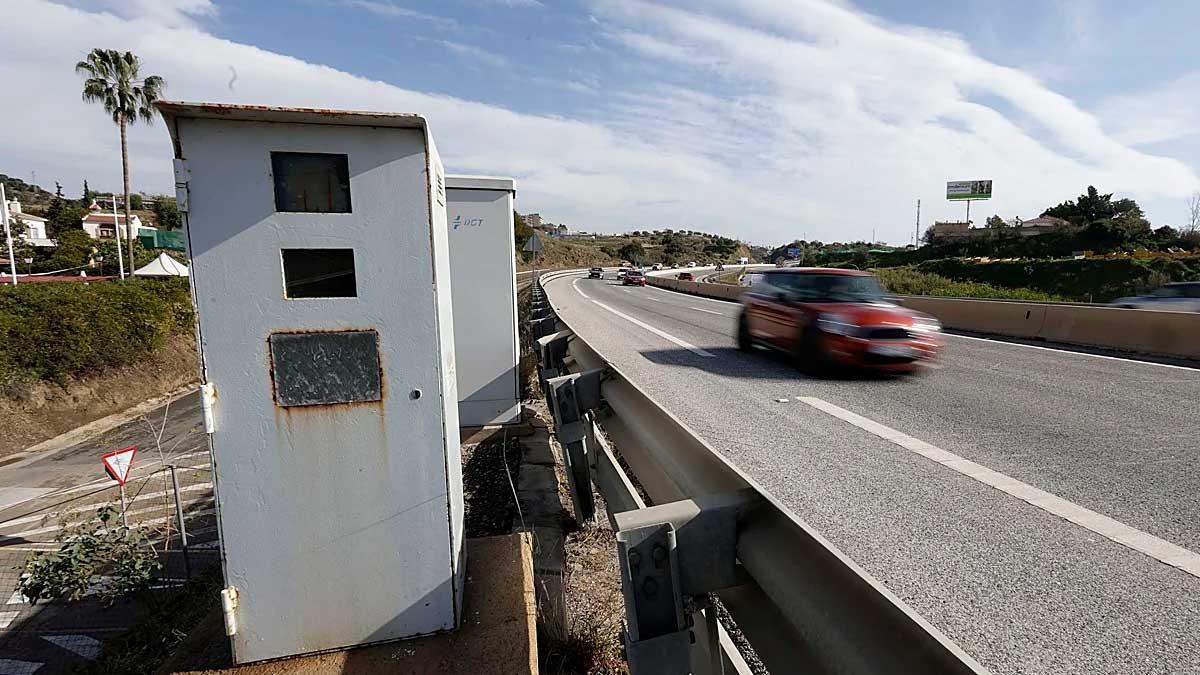 Radar fijo de la DGT instalado junto a una carretera para controlar la velocidad de los vehículos