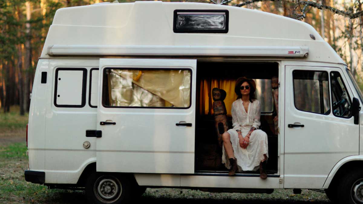 Autocaravana camper estacionada en entorno natural con nueva normativa ITV de la DGT