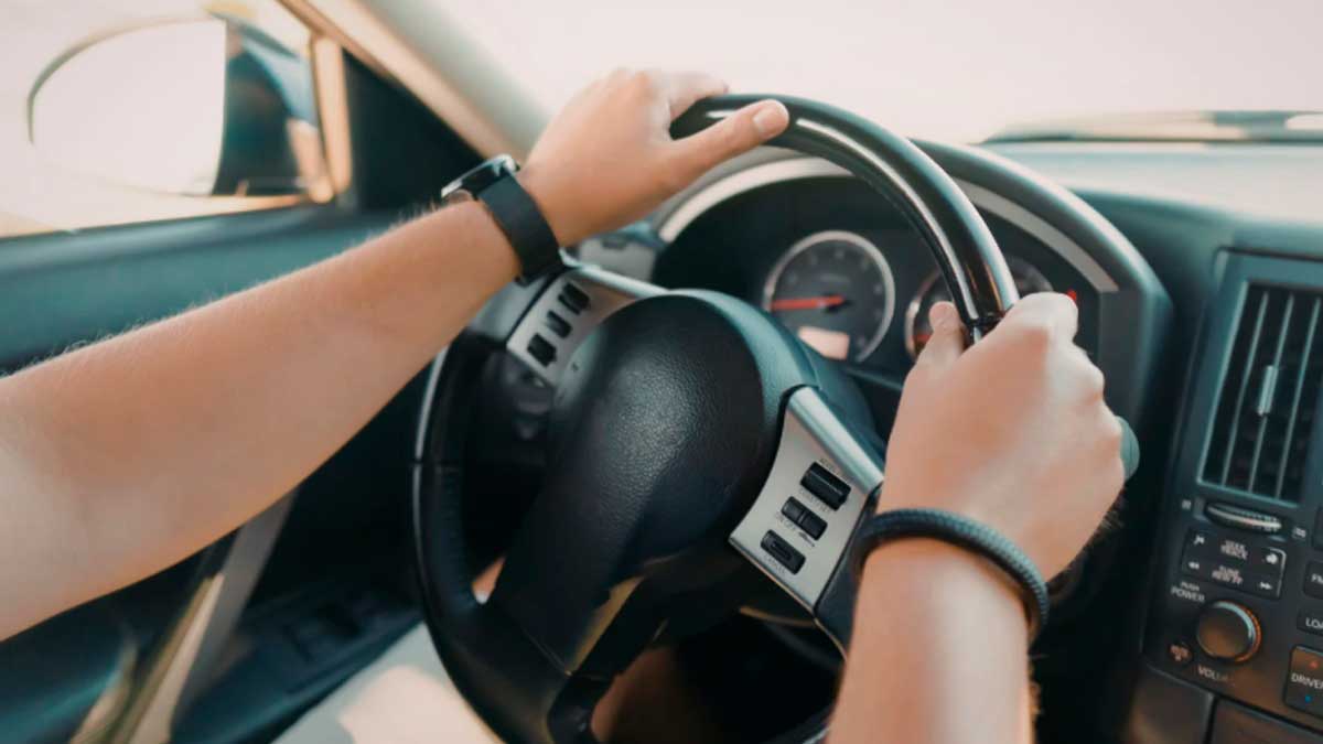 Conductor sujetando el volante durante una maniobra al volante sancionada por la DGT