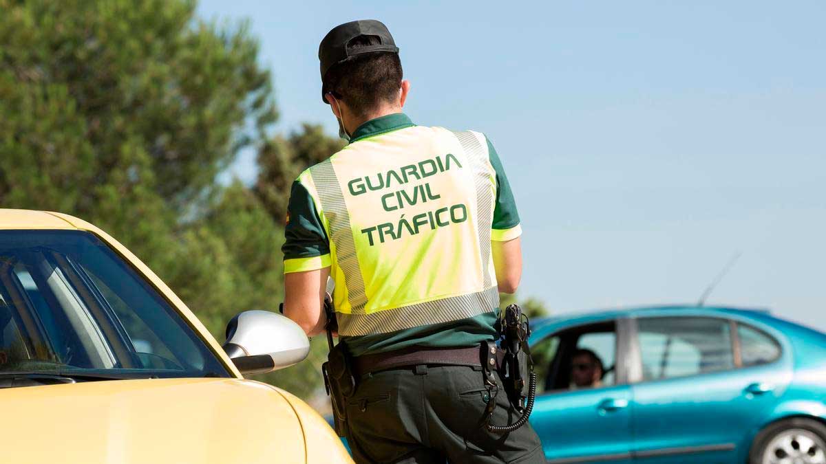 Guardia Civil de Tráfico deteniendo a un conductor en carretera durante un control en Semana Santa