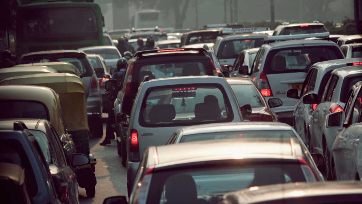 Atasco de tráfico con numerosos coches en carretera durante la Operación Especial de Semana Santa de la DGT