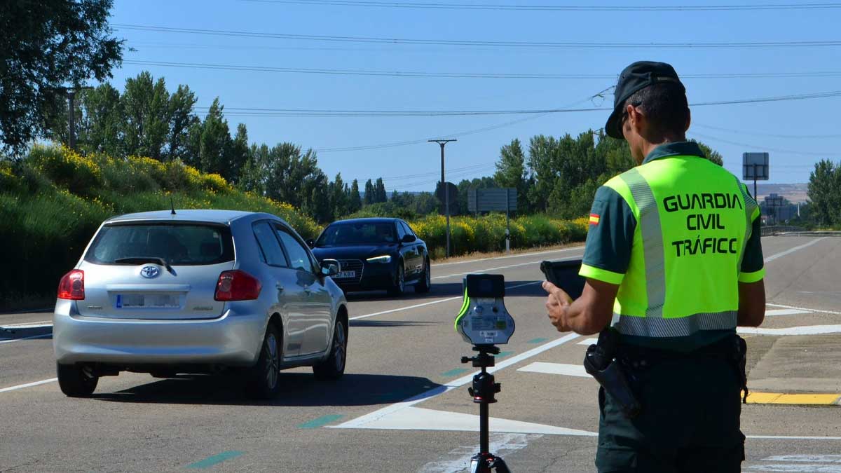Guardia Civil de Tráfico controlando vehículos con radar en carretera para detectar coches con un solo ocupante
