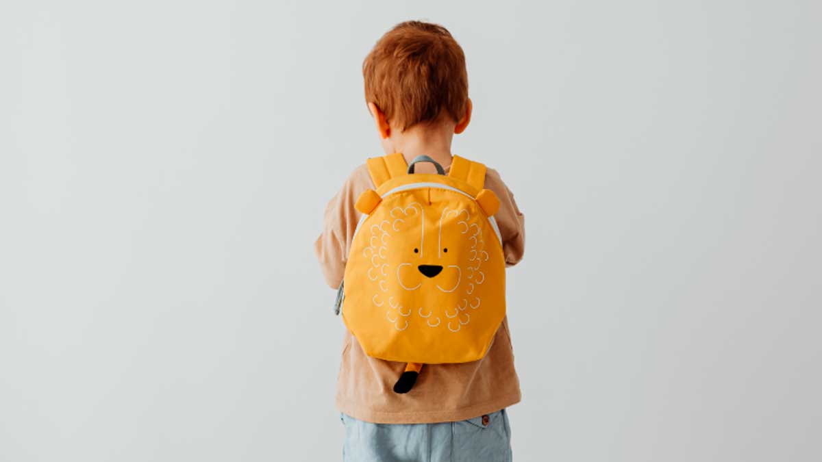 Niño con mochila en educación infantil en Andalucía gratuita desde un año curso 2026 2027