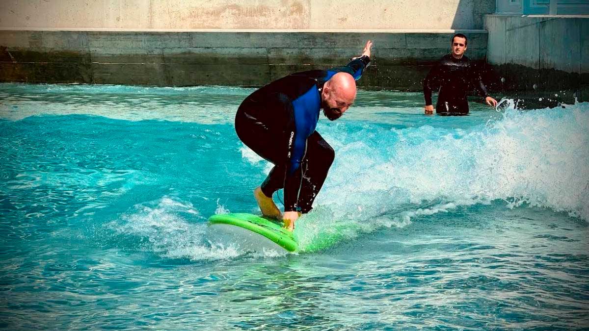 Surfista probando la piscina de olas continua en El Puerto de Santa María durante fase de pruebas
